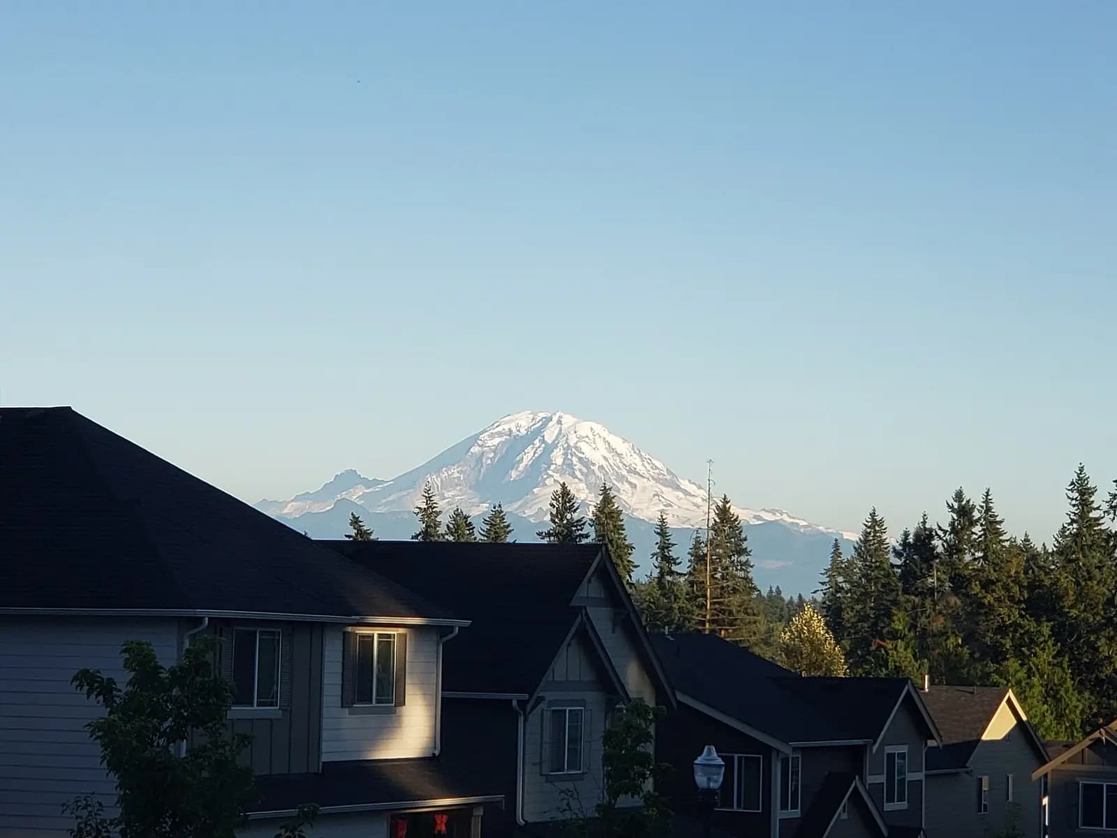 Covington, Washington: Mount Rainier as seen from a Covington neighborhood